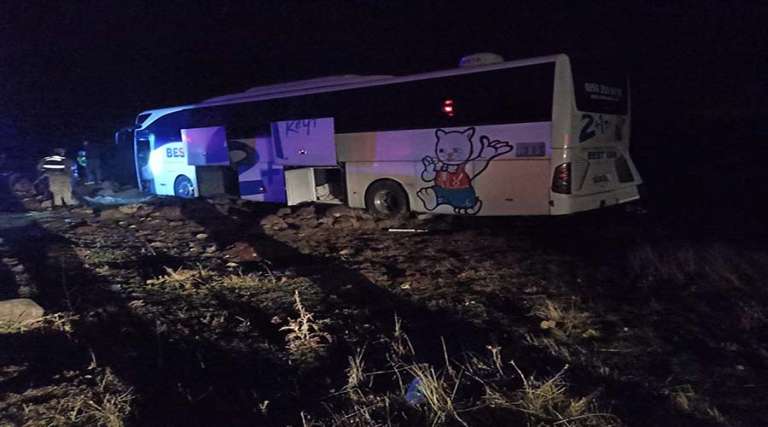 Yolcu otobüsünün yoldan çıkması sonucu 7 kişi yaralandı