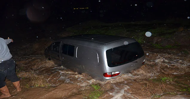 Karayolunu Sel Bastı: 4 Araç Kaza Yaptı