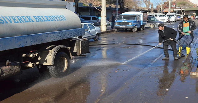Siverek Belediyesi caddeleri yıkıyor