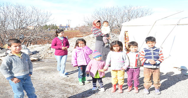 siverekteki-suriyeli-ailelere-gida-ve-barinma-yardimi (3)