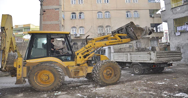 Sokaklardaki hafriyatlar temizleniyor