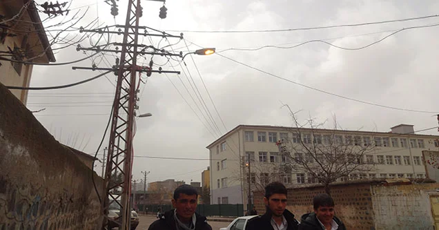 Gündüz Yanan Lambalar Tepkiye Neden Oluyor