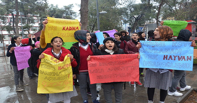 siverekte-kiz-lisesi-ogrencileri-ozgecan-icin-yurudu (2)