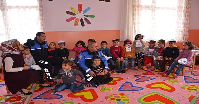 Toplum Destekli Polisler Anaokullarını Ziyaret Etti