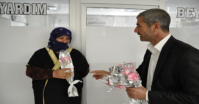 hizmet-isten-kadinlara-karanfil (2)