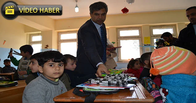 Siverek Kaymakamından Suriyeli Öğrencilere Kırtasiye Yardımı