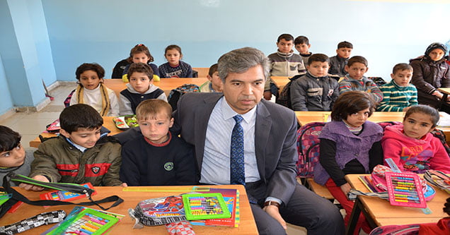siverek-kaymakamindan-suriyeli-ogrencilere-kirtasiye-yardimi (2)