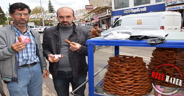 15 Yıldır Geçimini Tatlı Satarak Sağlıyor