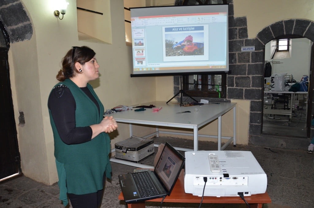 Kadın ve Aile Hizmetleri Müdürlüğünden Kursiyerlere Aile İçi İletişim Semineri