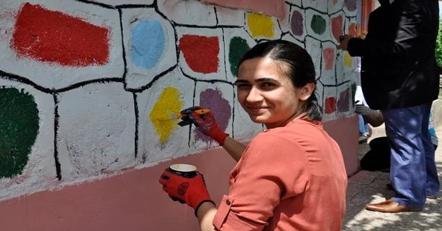 Gönüllüler Okul Boyamaya Devam Ediyor