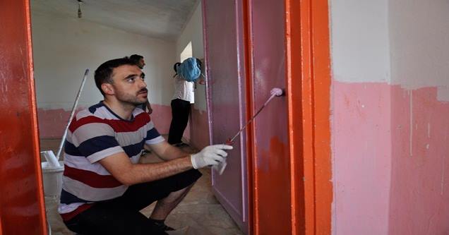 gonulluler-okul-boyamaya-devam-ediyor (2)