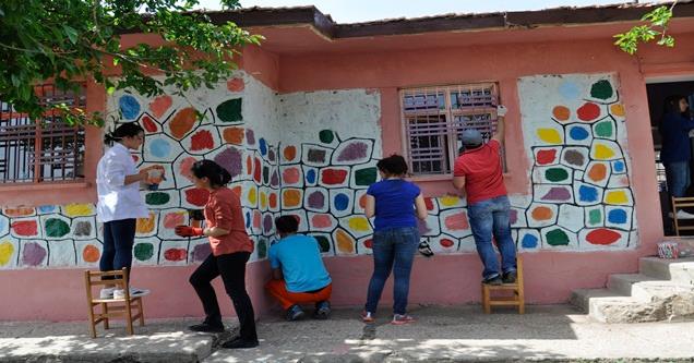 gonulluler-okul-boyamaya-devam-ediyor (4)