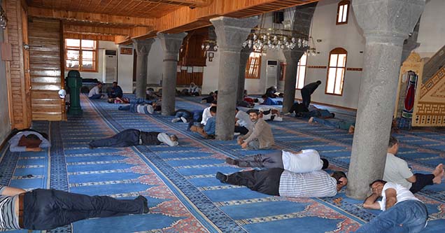 Sıcaktan bunalan Siverekliler camilere akın ediyor