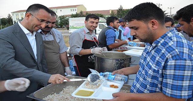 Siverek Belediyesi Bin Kişiye İftar Yemeği Verdi