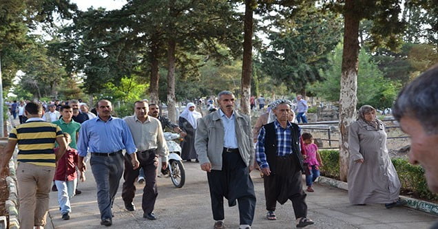 bayram-sabahinda-mezarliklar-doldu (2)