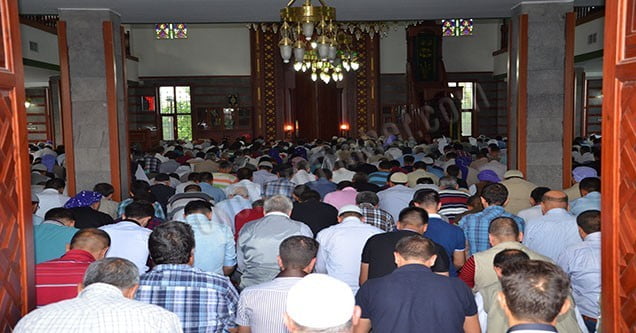 siverekliler-bayram-namazi-icin-camilere-akin-etti (2)