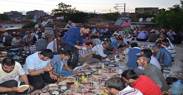 siverekte-geleneksel-ev-iftarlari-suruyor (2)