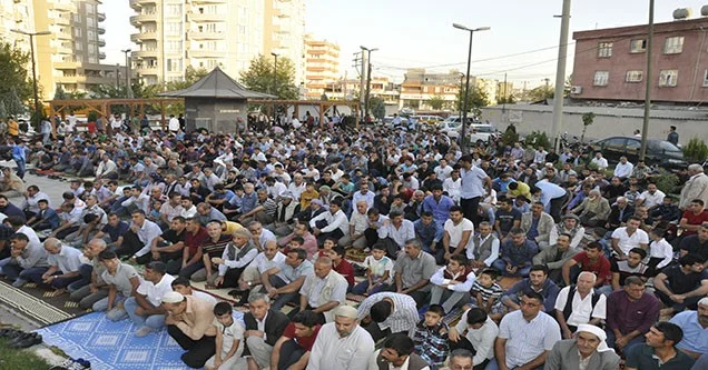 Bayram namazında camiler doldu taştı