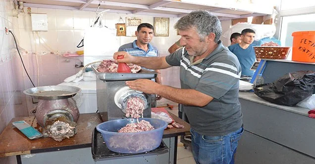 Kasaplar önünde kıyma çektirme kuyruğu