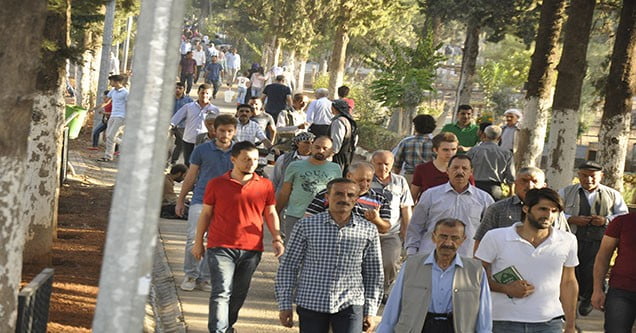 vatandaslar-mezarliklara-akin-etti (5)