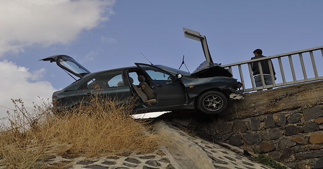 siverek-feribot-yolunda-trafik-kazasi-4-yarali-2 (2)