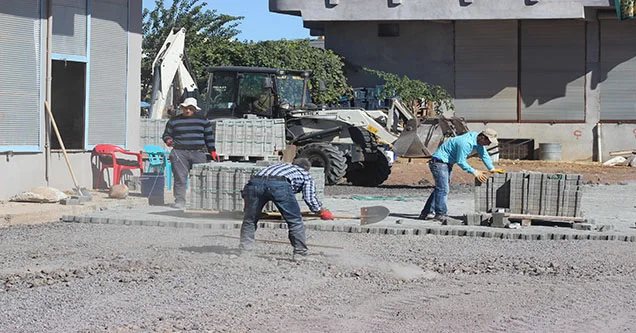 Belediye Fırat mahallesine park taşı döşüyor