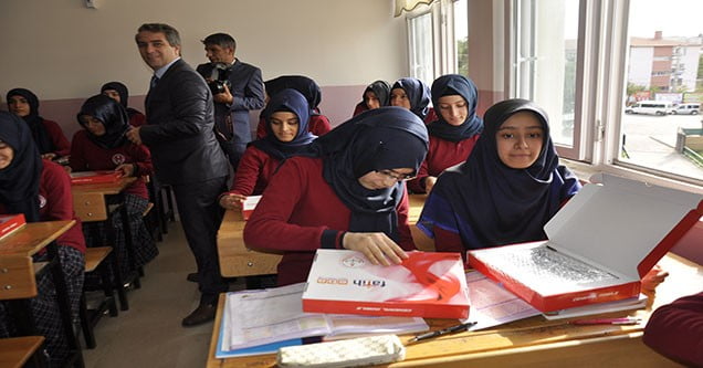 siverekte-ogrencilere-tablet-dagitildi (3)