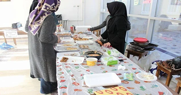 Üniversitelilerden ihtiyaç sahibi öğrenciler yararına kermes