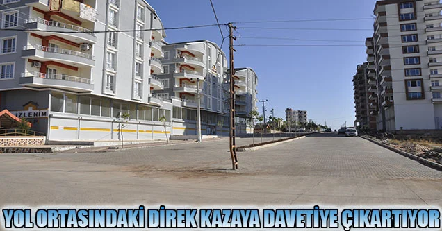 Yol ortasındaki elektrik direği kazaya davetiye çıkartıyor