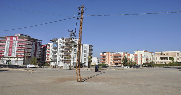 yol-ortasindaki-elektrik-diregi-kazaya-davetiye-cikartiyor (2)