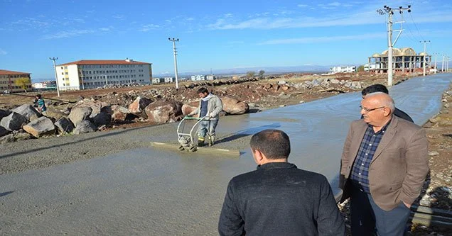 Siverek Belediyesi yol yapım çalışmaları sürüyor