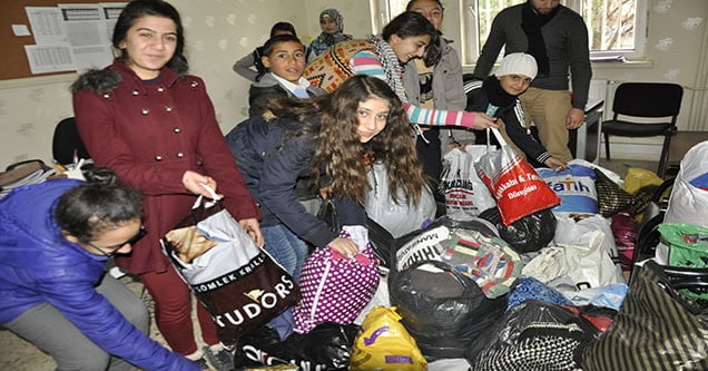 Siverek’te Öğrencilerinden Suriyeli Ailelere Giyim Yardımı