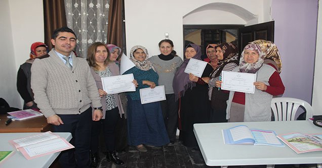 Okuma-Yazma Kursunu Tamamlayan Kadınlara Sertifika