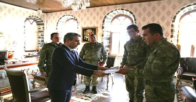 Siverek Kaymakamı’ndan Askere Ödül