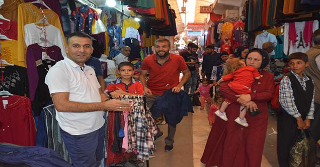 Alışveriş esnafın yüzünü güldürdü