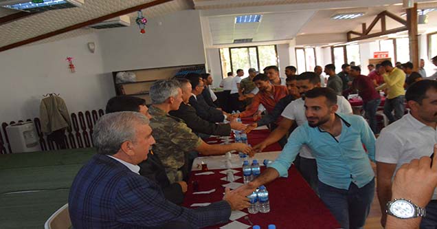 Protokol, vatandaşlarla bayramlaştı