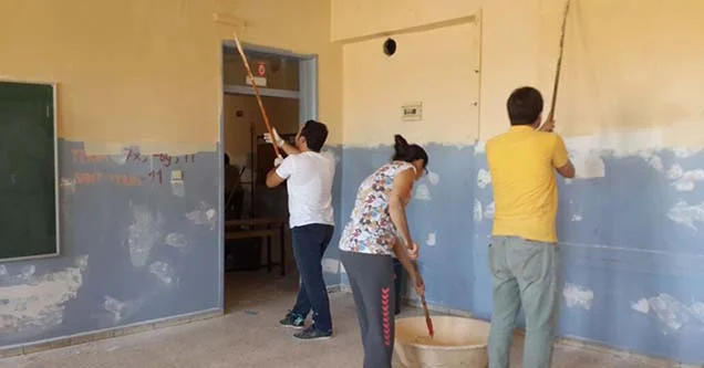 Fedakar öğretmenler okullarını boyadı
