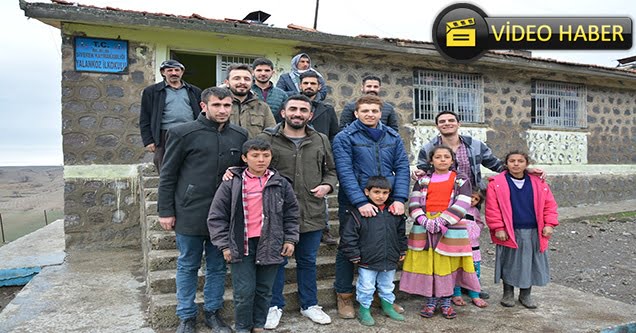 Üniversiteli gençler köy okulunu boyadı