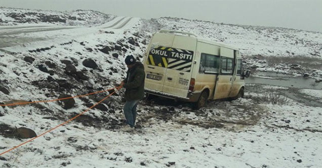 Öğrenci Servisi Kar Nedeniyle Yoldan Çıktı