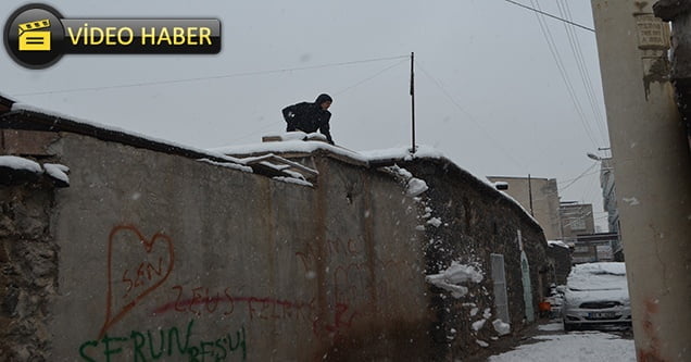 Toprak çatılı evlerde kar temizliği