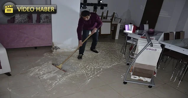 Mobilya mağazasının deposunu su bastı
