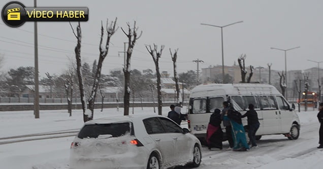 Siverek’te etkili olan kar yağışından manzaralar