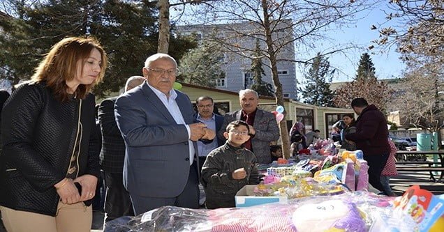 Yetimler ve ihtiyaç sahipleri yararına kermes düzenlendi
