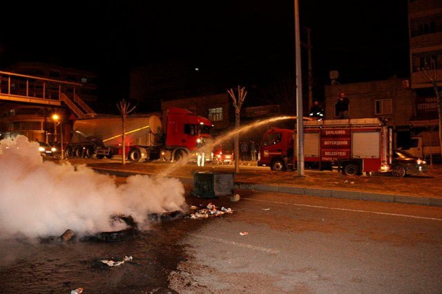 Yakılan lastikle yolun kapatılması polisi harekete geçirdi!