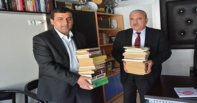 Kitaplarını okul kütüphanesine bağışladı