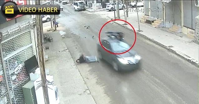 Çarptıkları otomobilin üzerinde kaldılar