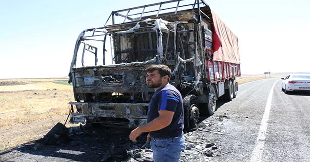 Hareket halindeyken alev alan kamyon yandı