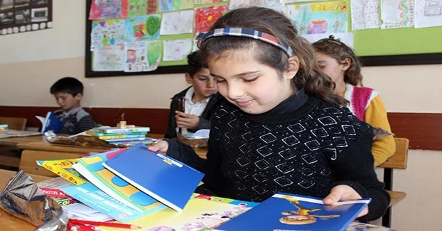 Üniversitelilerden köy okulundaki öğrencilere kırtasiye yardımı
