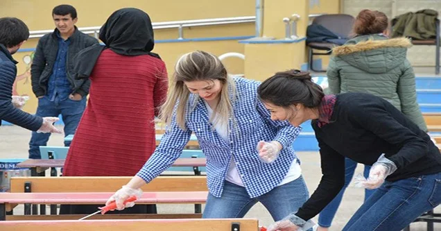 Öğretmenler sıra ve masaları rengarenk boyadı