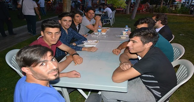 Büyükşehir Belediyesinin iftar yemeği çileden çıkardı!